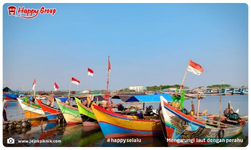Mengarungi laut dengan perahu
