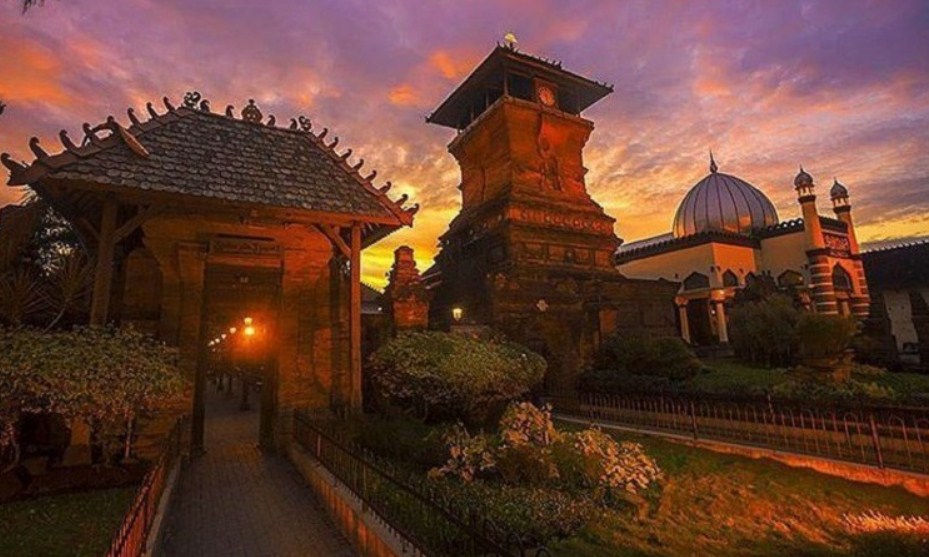 Melakukan ziarah Wali 5 menggunakan layanan sewa bus Jogja adalah pilihan yang tepat untuk kenyamanan dan efisiensi perjalanan. Dengan sewa bus yang nyaman