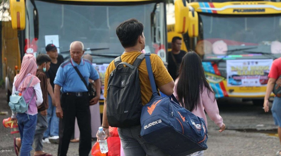 Bagi Anda yang belum pernah mencoba mengikuti program mudik gratis bus bisa menjadi pilihan yang tepat untuk mudik di tahun-tahun mendatang. Mudik adalah tradisi tahunan yang sangat ditunggu oleh masyarakat Indonesia, terutama menjelang hari raya seperti Idul Fitri. Bagi banyak orang, mudik merupakan momen yang ditunggu-tunggu untuk pulang ke kampung halaman dan berkumpul dengan keluarga.