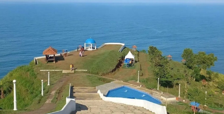 Pantai Pitris Kebumen adalah salah satu destinasi wisata yang tengah naik daun di Kebumen, Jawa Tengah. Terletak di pesisir selatan, pantai pitris Kebumen ini