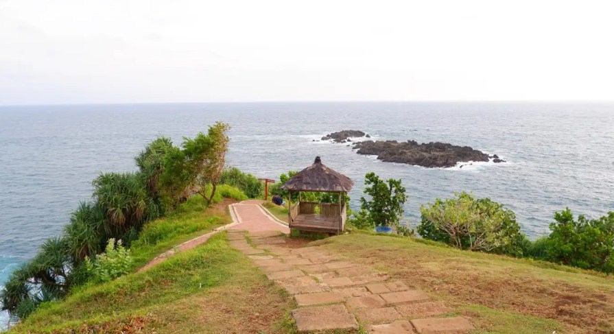 Tiket masuk Pantai Menganti merupakan sesuatu yang perlu diketahui oleh wisatawan jika mau berlibur di Menganti Beach. Pantai Menganti Kebumen termasuk